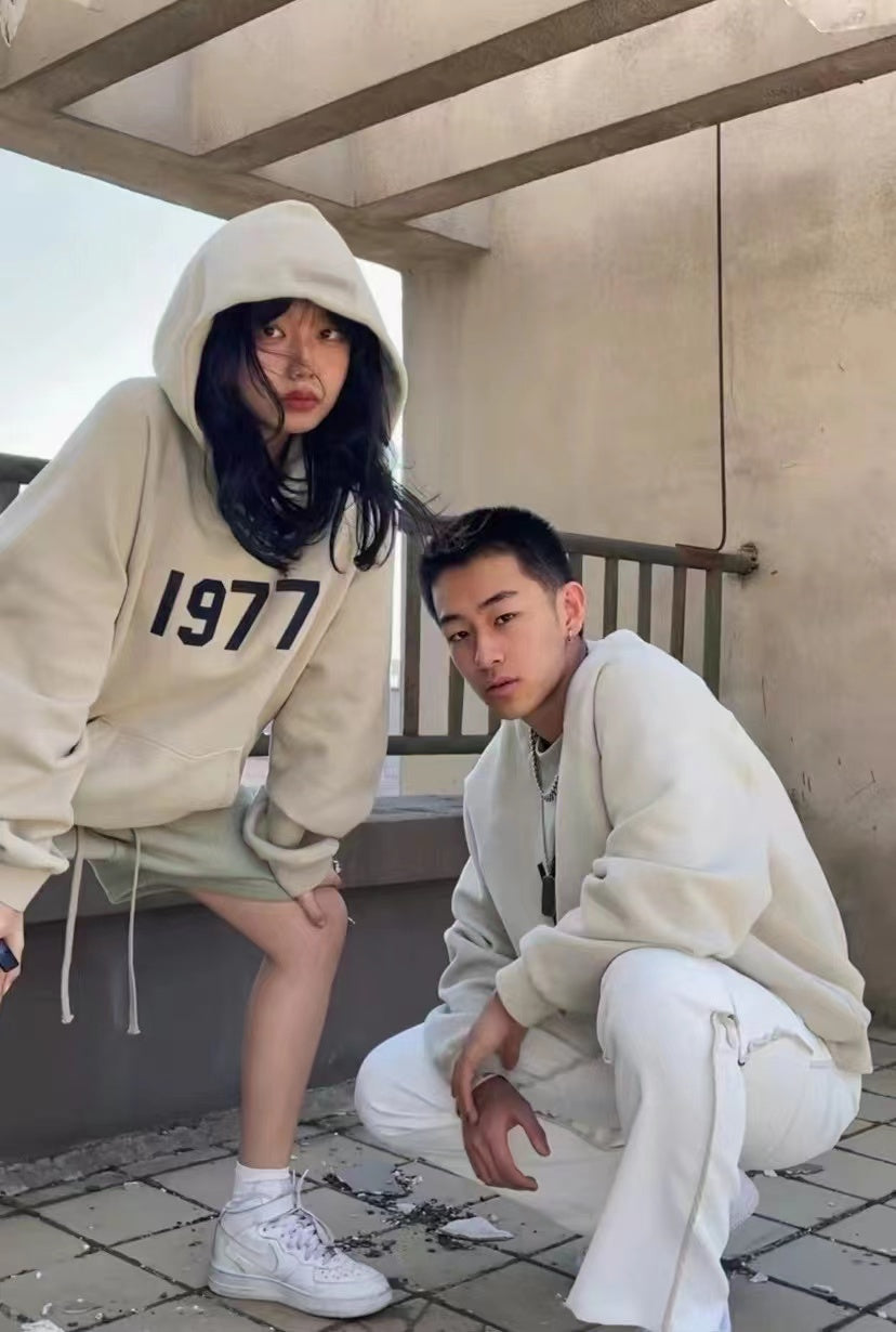 AMBERELLE 1977 Graphic Crewneck Sweatshirt in cream