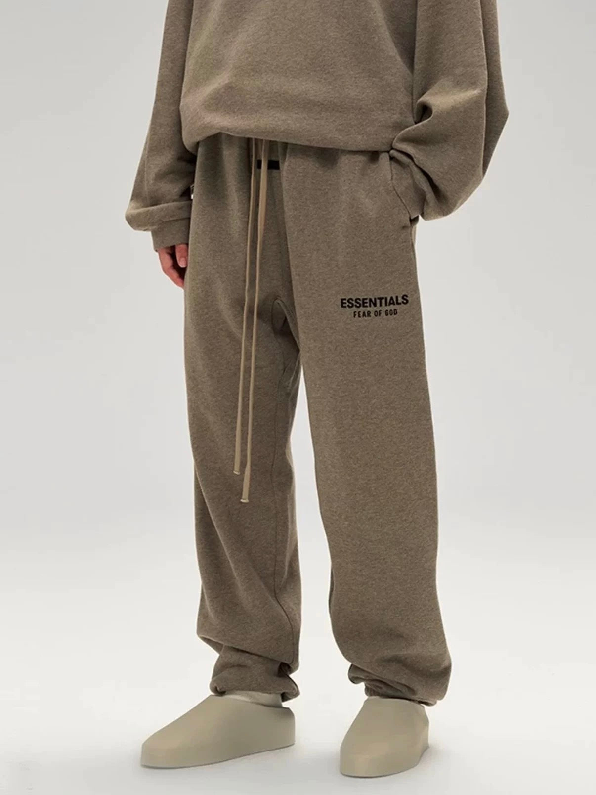 AMBERELLE Core Fleece Jogger Sweatpants in dark taupe