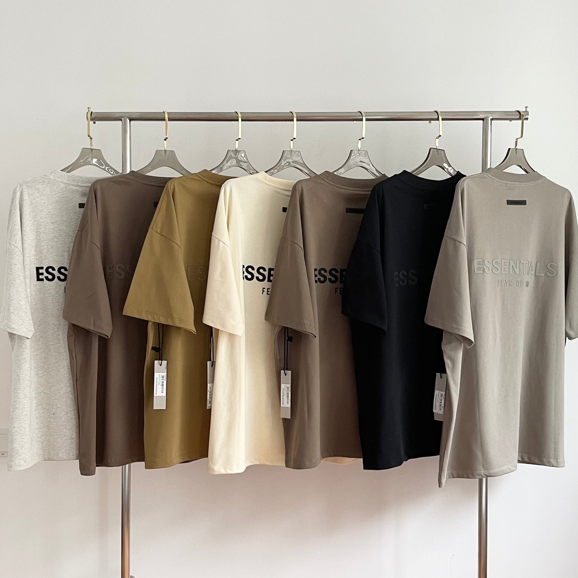 AMBERELLE 21SS Silicone Logo T-Shirt in taupe
