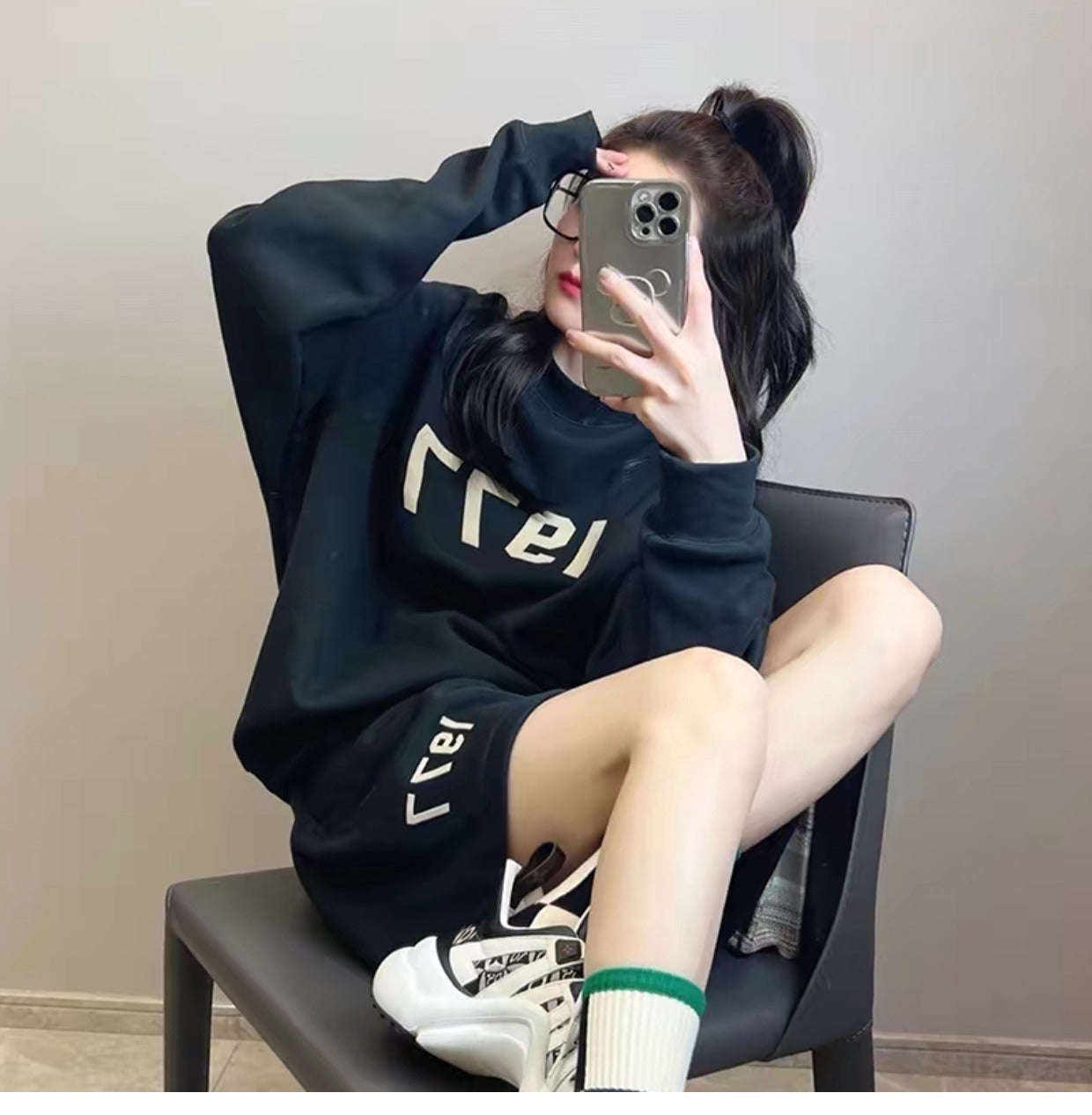 AMBERELLE 1977 Graphic Crewneck Sweatshirt in black