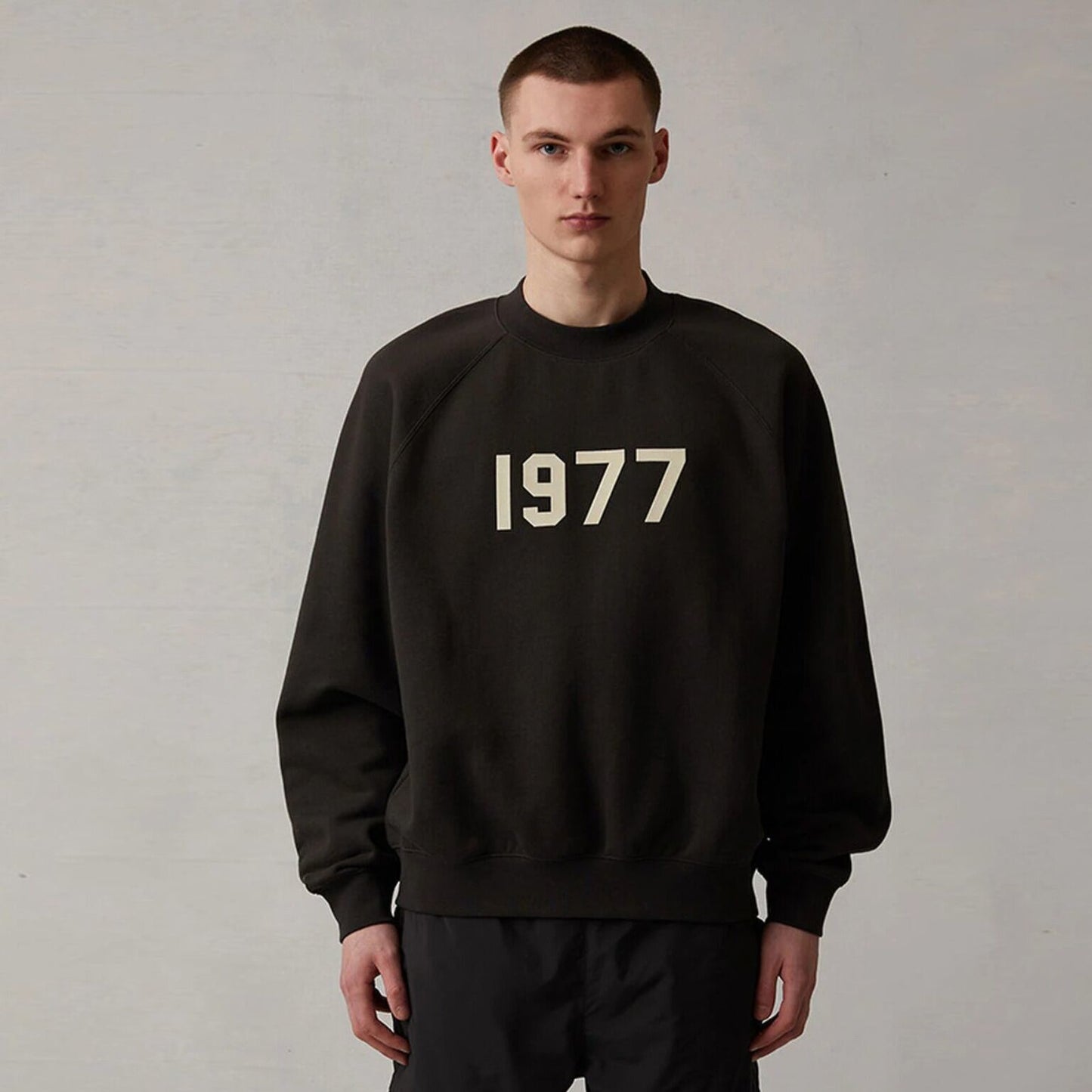 AMBERELLE 1977 Graphic Crewneck Sweatshirt in black