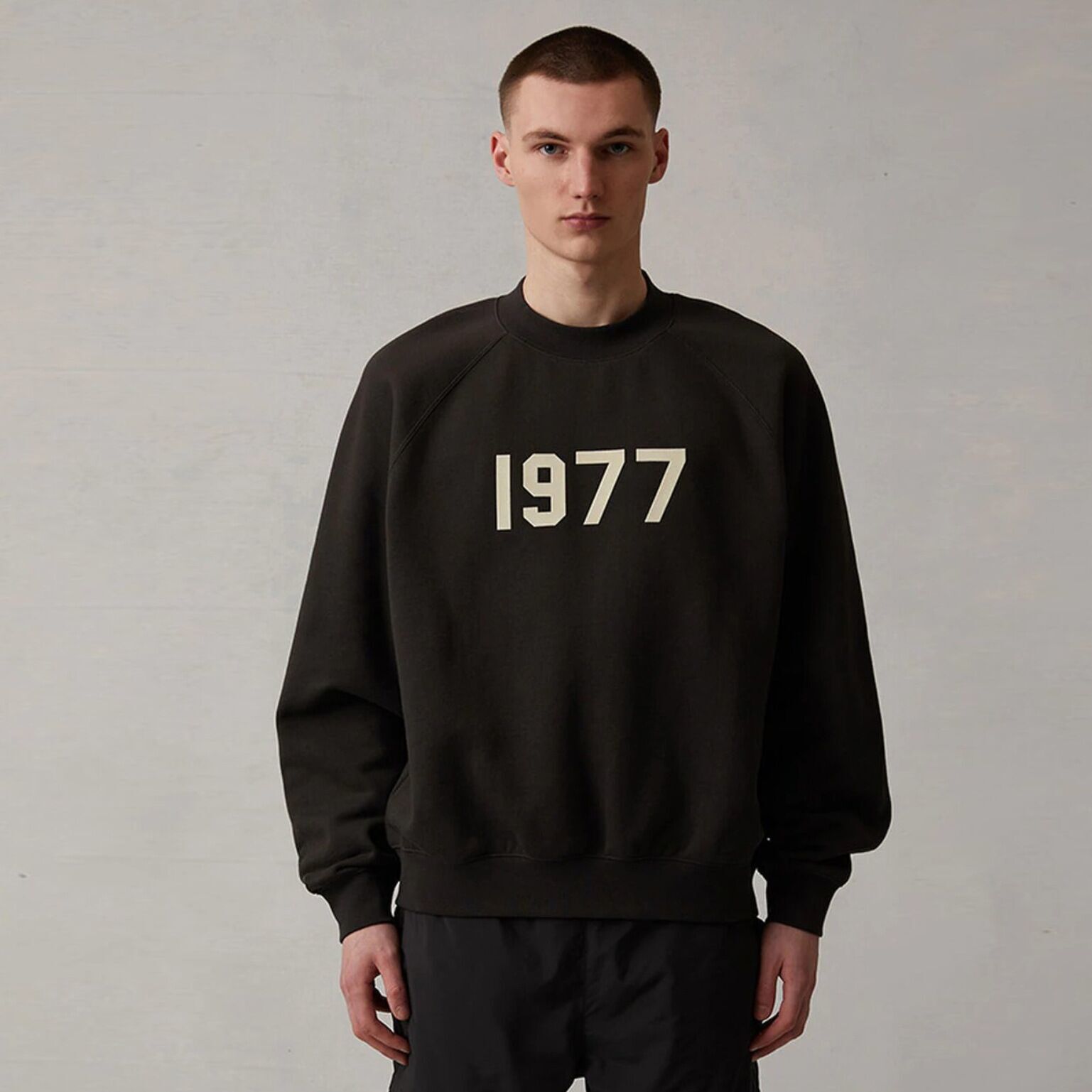 AMBERELLE 1977 Graphic Crewneck Sweatshirt in black