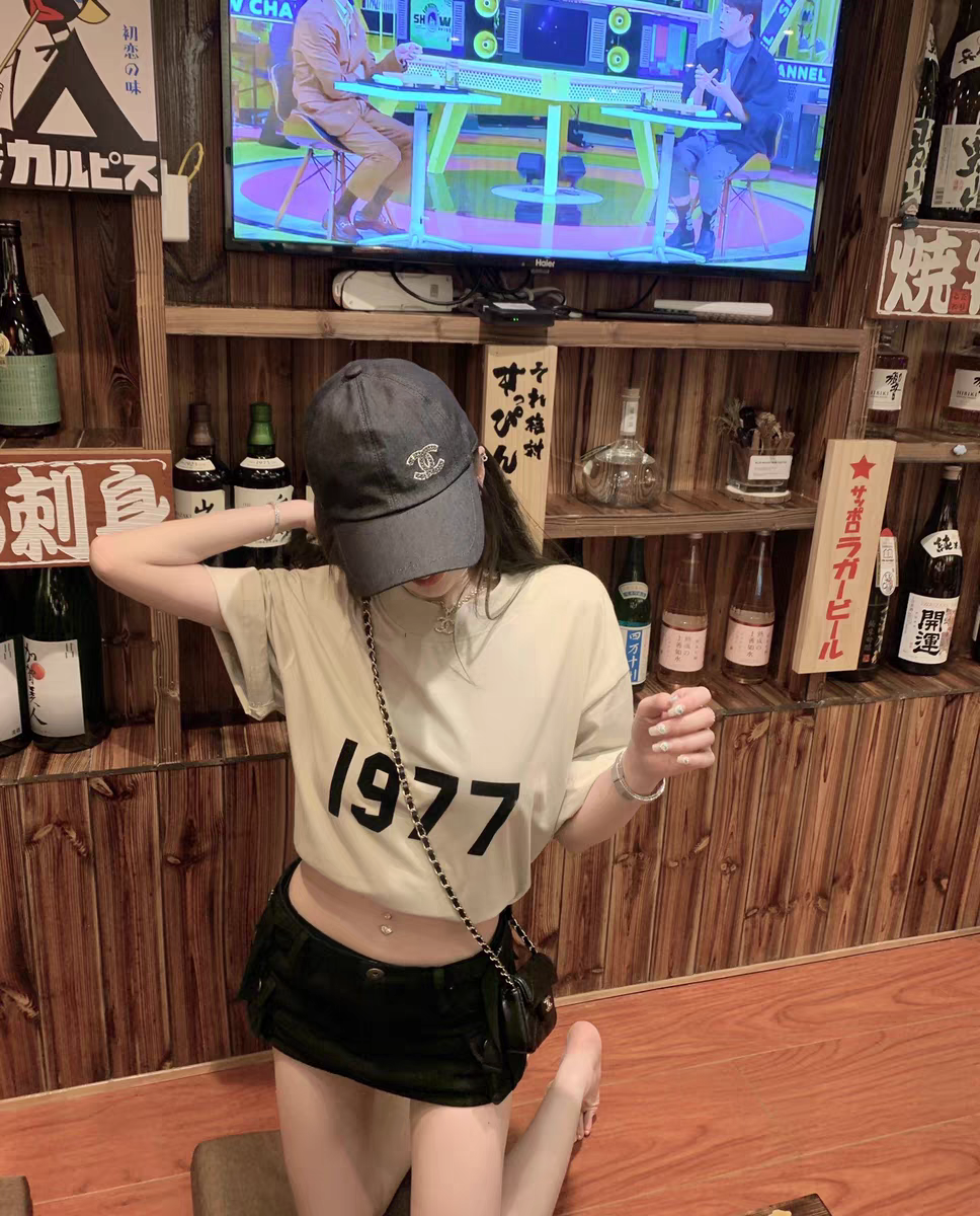 AMBERELLE 1977 Graphic Oversized Short Sleeve T-Shirt in black
