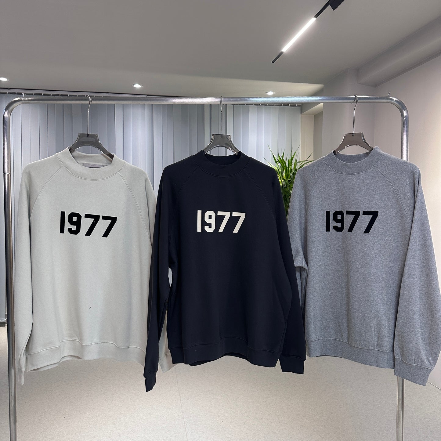 AMBERELLE 1977 Graphic Crewneck Sweatshirt in black