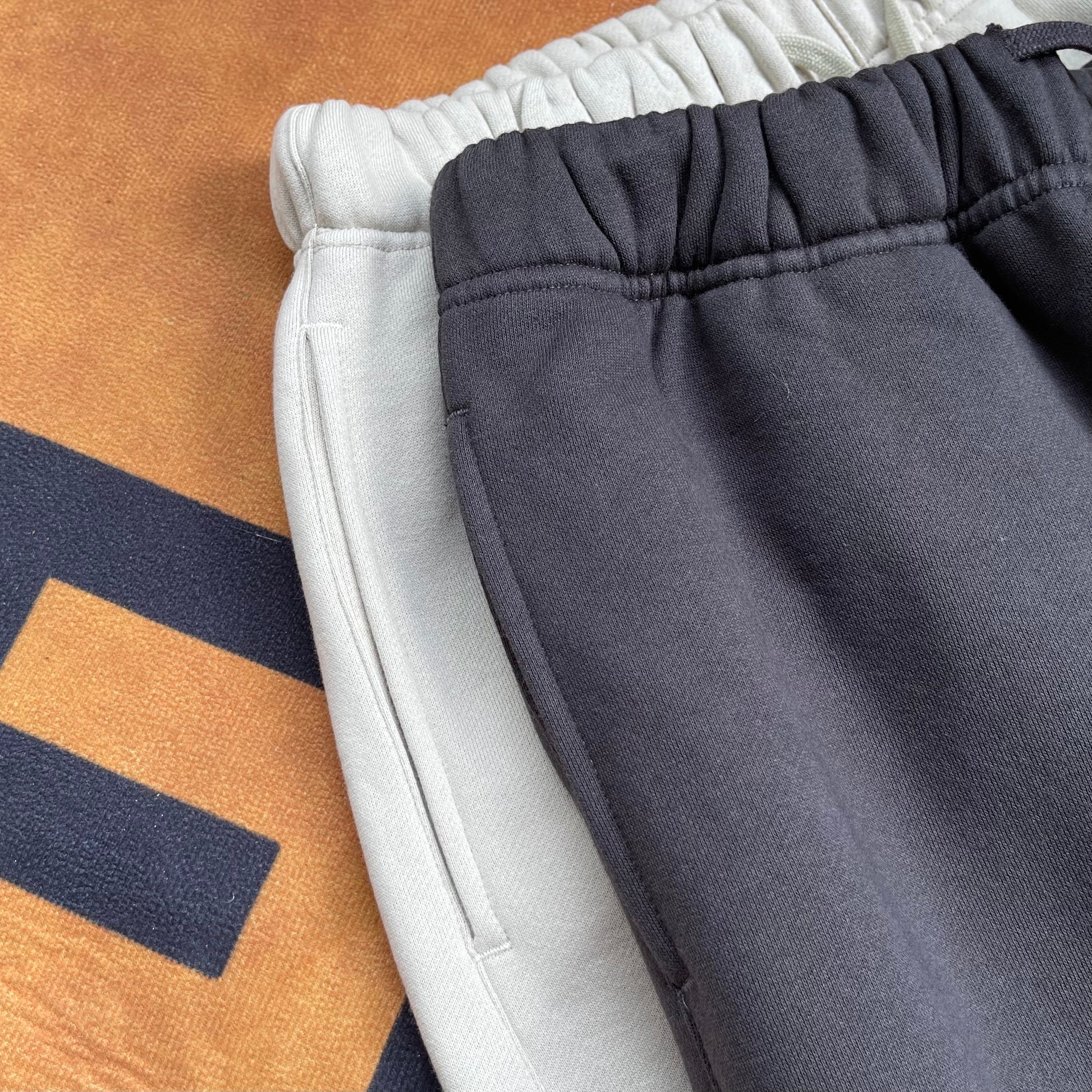 AMBERELLE 1977 Relaxed Straight Sweatpants in black