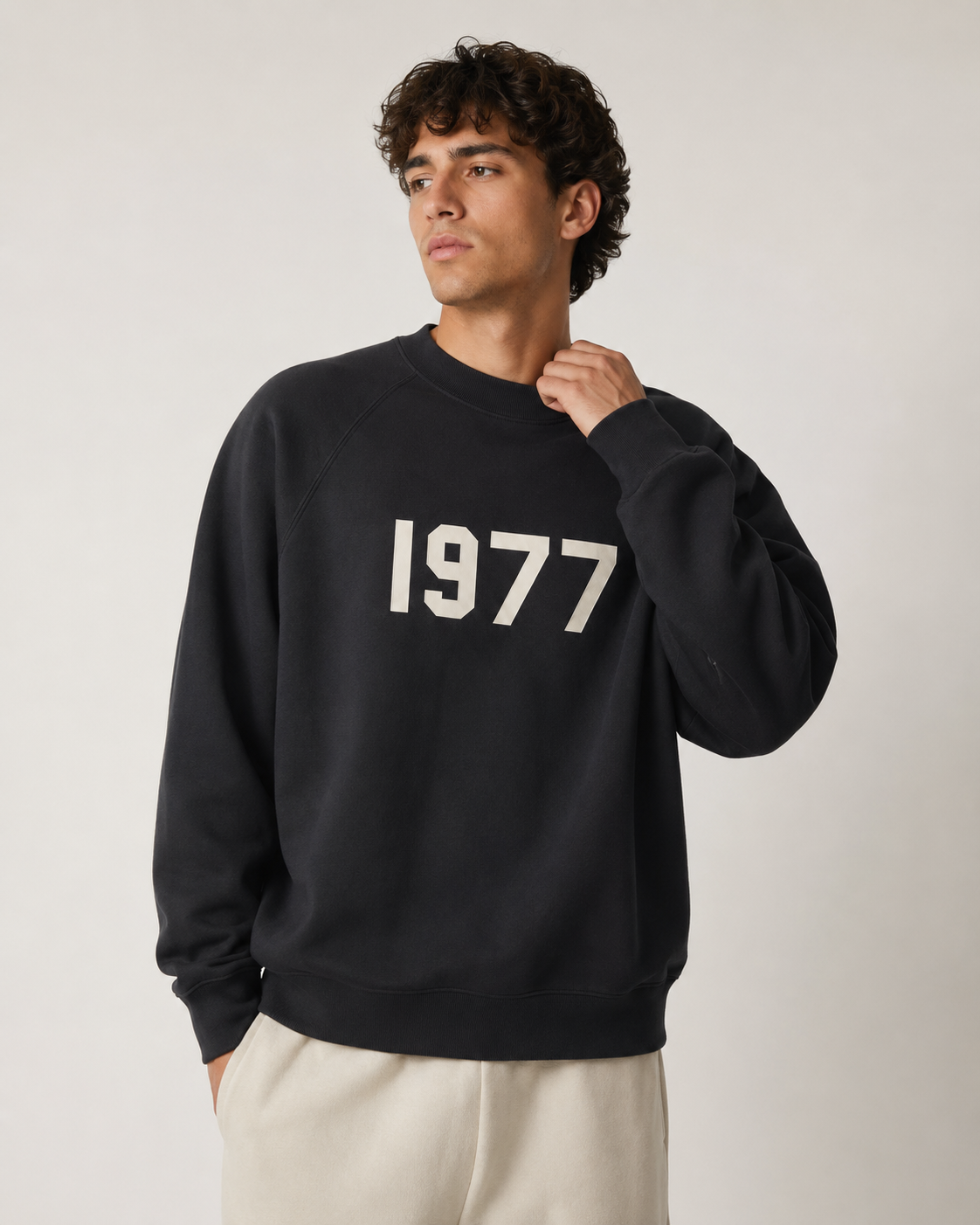 AMBERELLE 1977 Graphic Crewneck Sweatshirt in light heather grey