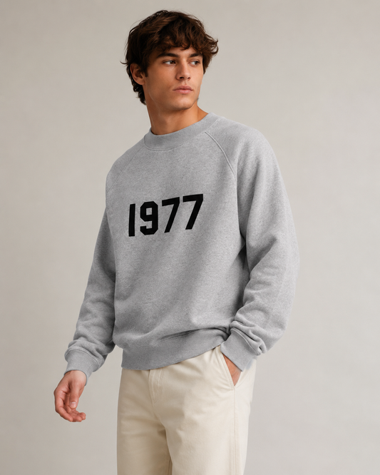 AMBERELLE 1977 Graphic Crewneck Sweatshirt in light heather grey