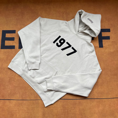 AMBERELLE 1977 Graphic Fleece Hoodie in cream