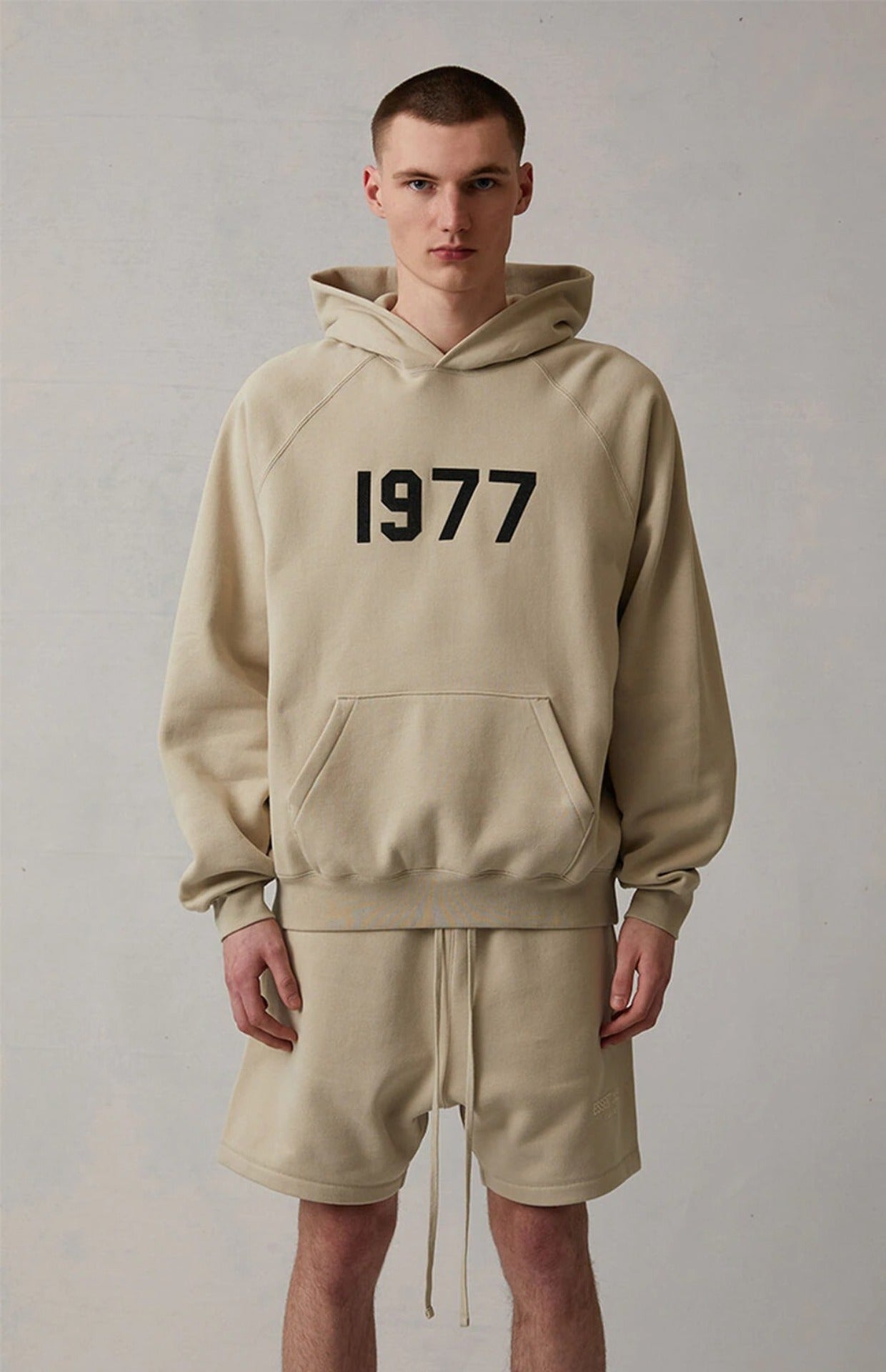 AMBERELLE 1977 Graphic Fleece Hoodie in pink