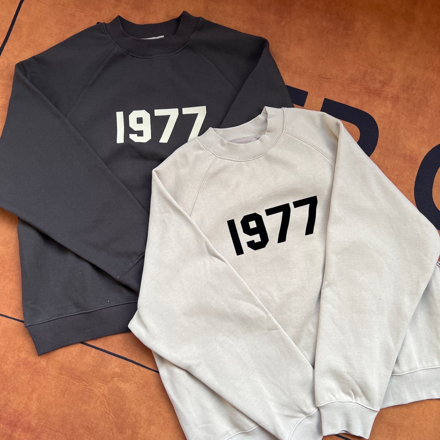 AMBERELLE 1977 Graphic Crewneck Sweatshirt in black